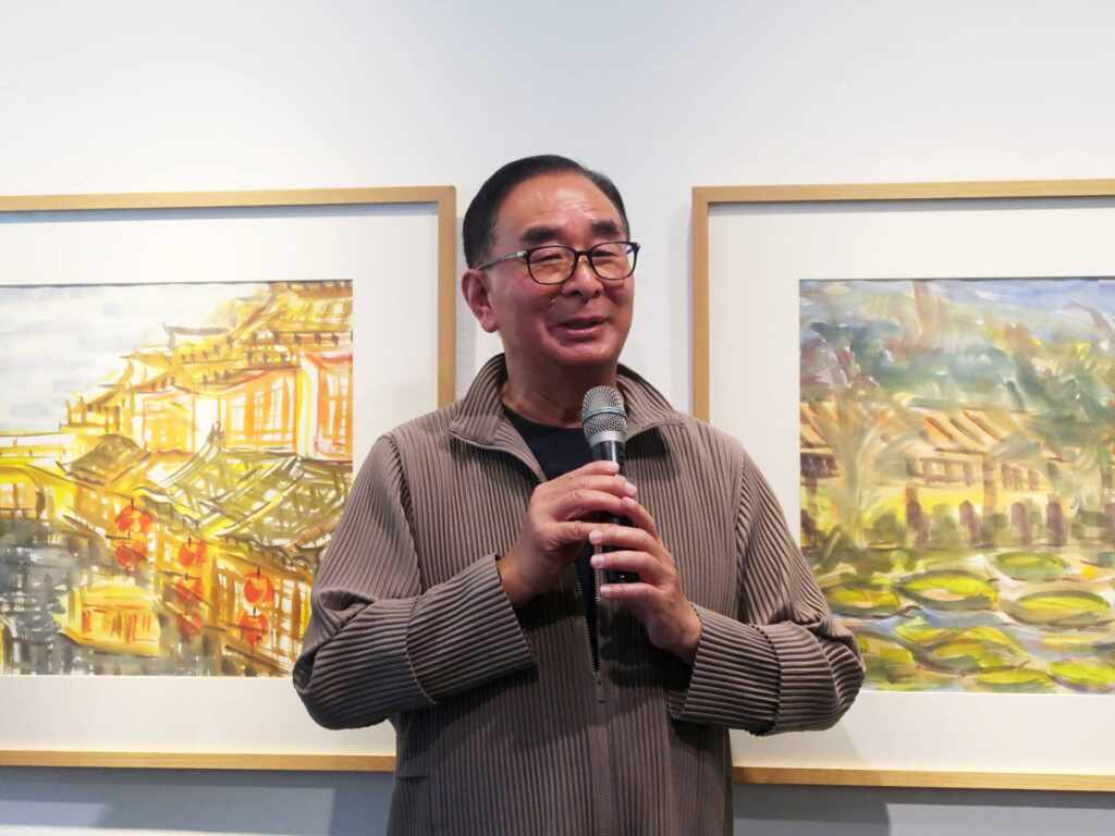 ▲台灣身心障礙藝術發展協會理事長吳春山先生期待觀眾在藝術家筆下溫暖的氛圍中，感受這個世界的善與美。（光之藝廊提供）