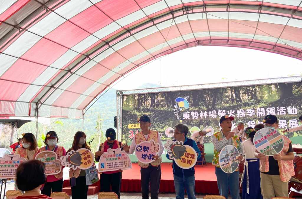 ▲東勢地所在東勢林場螢火蟲季開幕日向民眾宣導各項業務。(記者張學宜翻攝)
