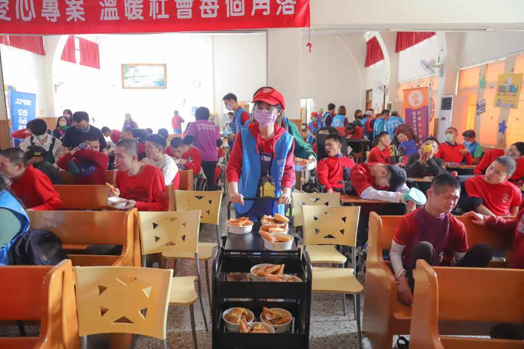 ▲矽品志工推pizza餐車送餐服務。(喜樂保育院院提供)