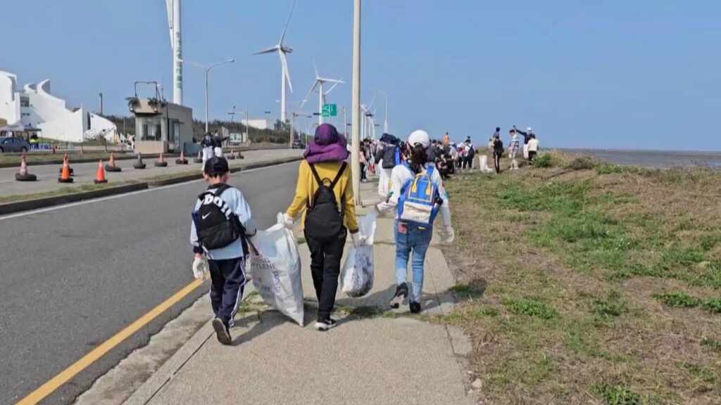 ▲今天伸港濕地撿拾海漂垃圾，大家合力總計清出300多公斤垃圾。（記者林明佑翻攝）