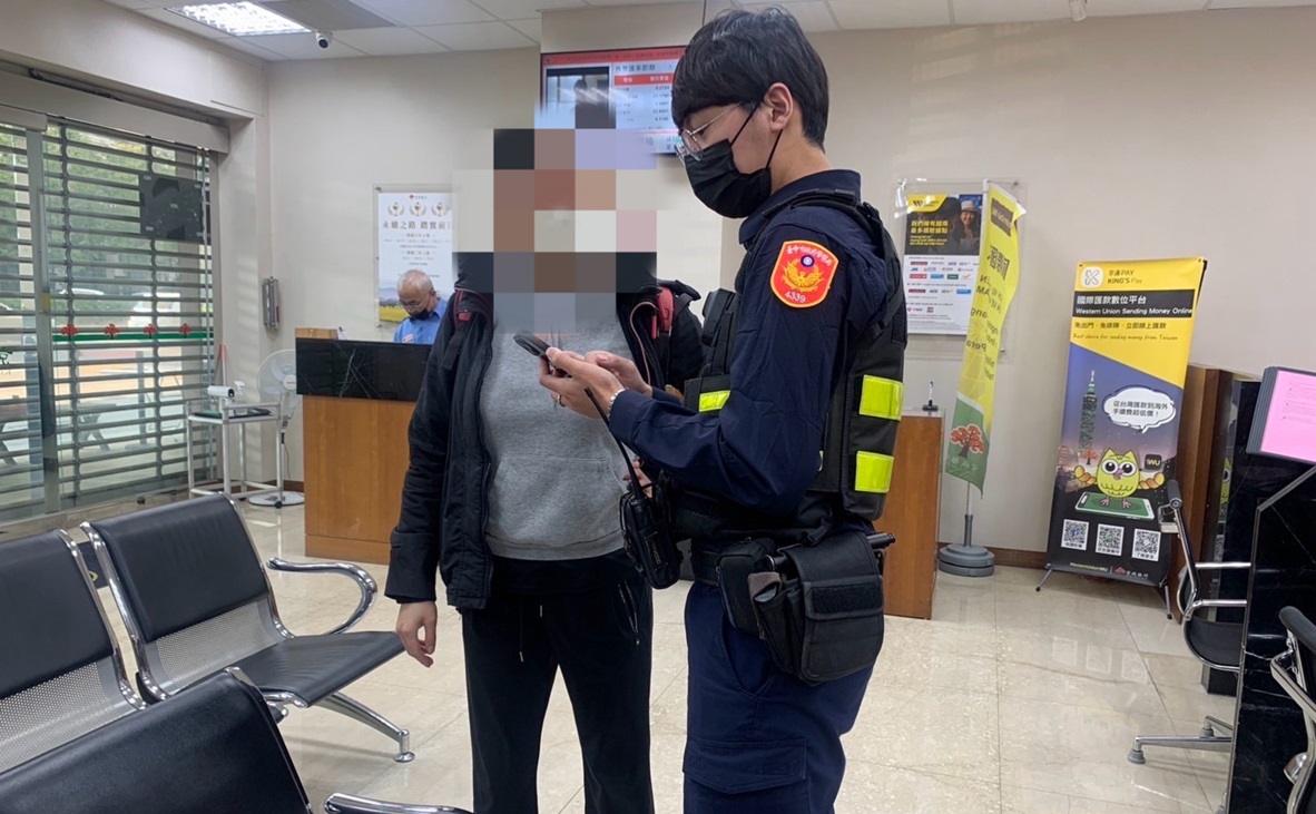 ▲圖說：呂女詢問如何匯款8萬以支付美籍男的退休金保險箱運費，員警獲報趕赴銀行攔截            （圖／台中市政府提供）