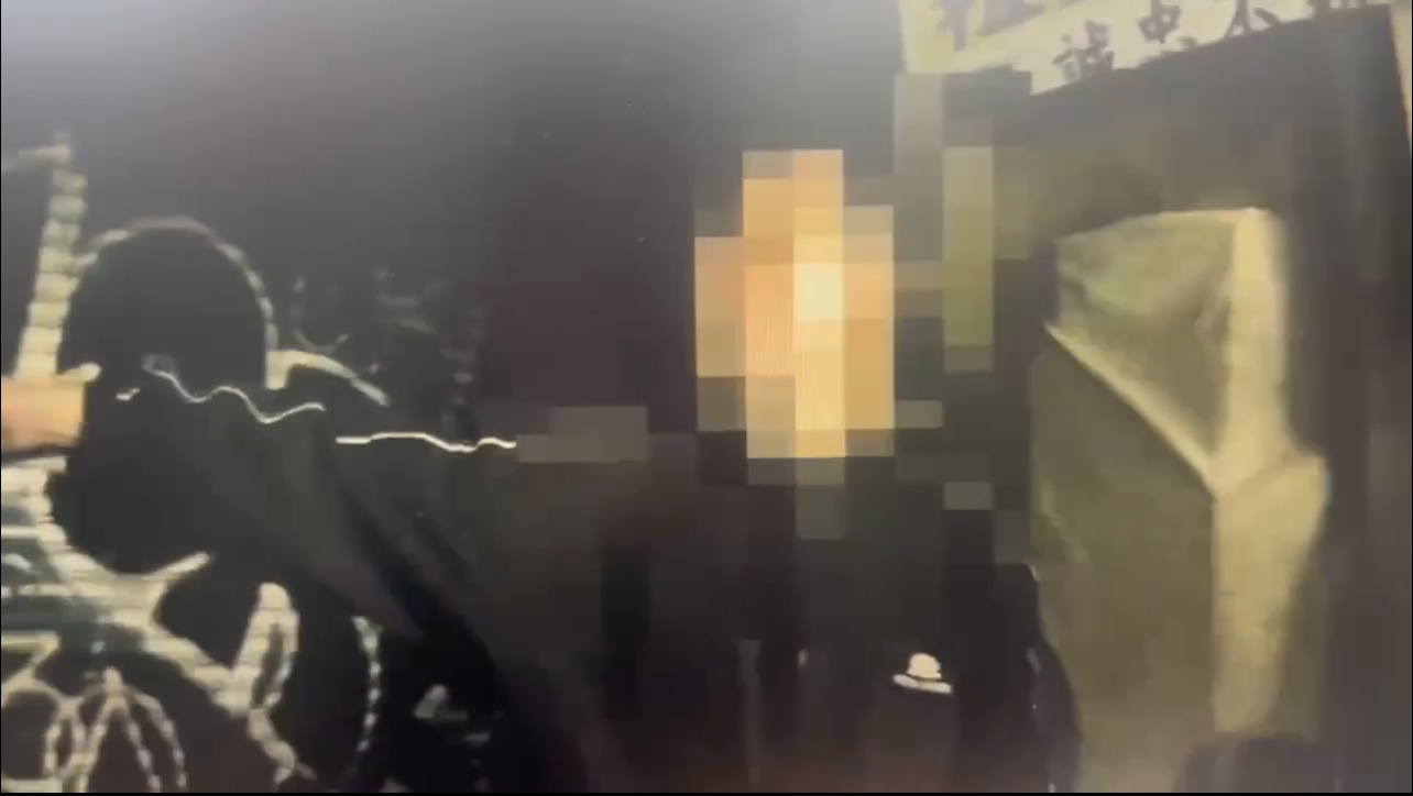 牟姓犯嫌遭中正一警盤查自知證據確鑿無法狡賴中正一警將其帶回。（圖/記者 張泓笙翻攝）