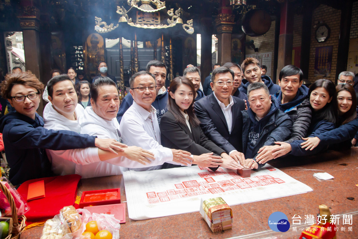 「看到靈魂的那隻眼 師公」導演率領演員及工作人員到竹蓮寺參香祈福。