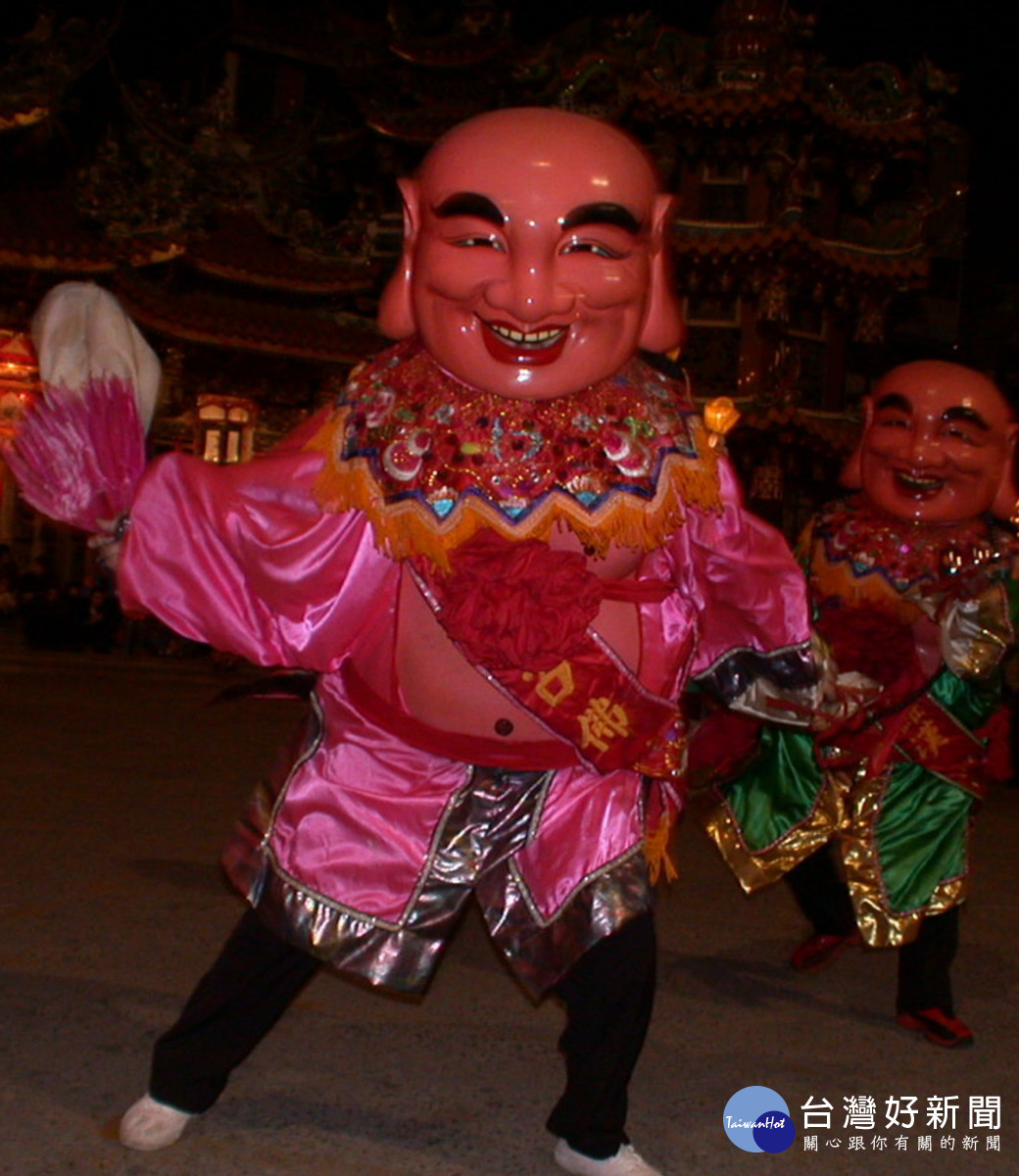 大甲鎮瀾宮媽祖九天八夜步行遶境進香活動逐漸迫近，媽祖駕前五大團展開神偶操練。（記者陳榮昌攝）