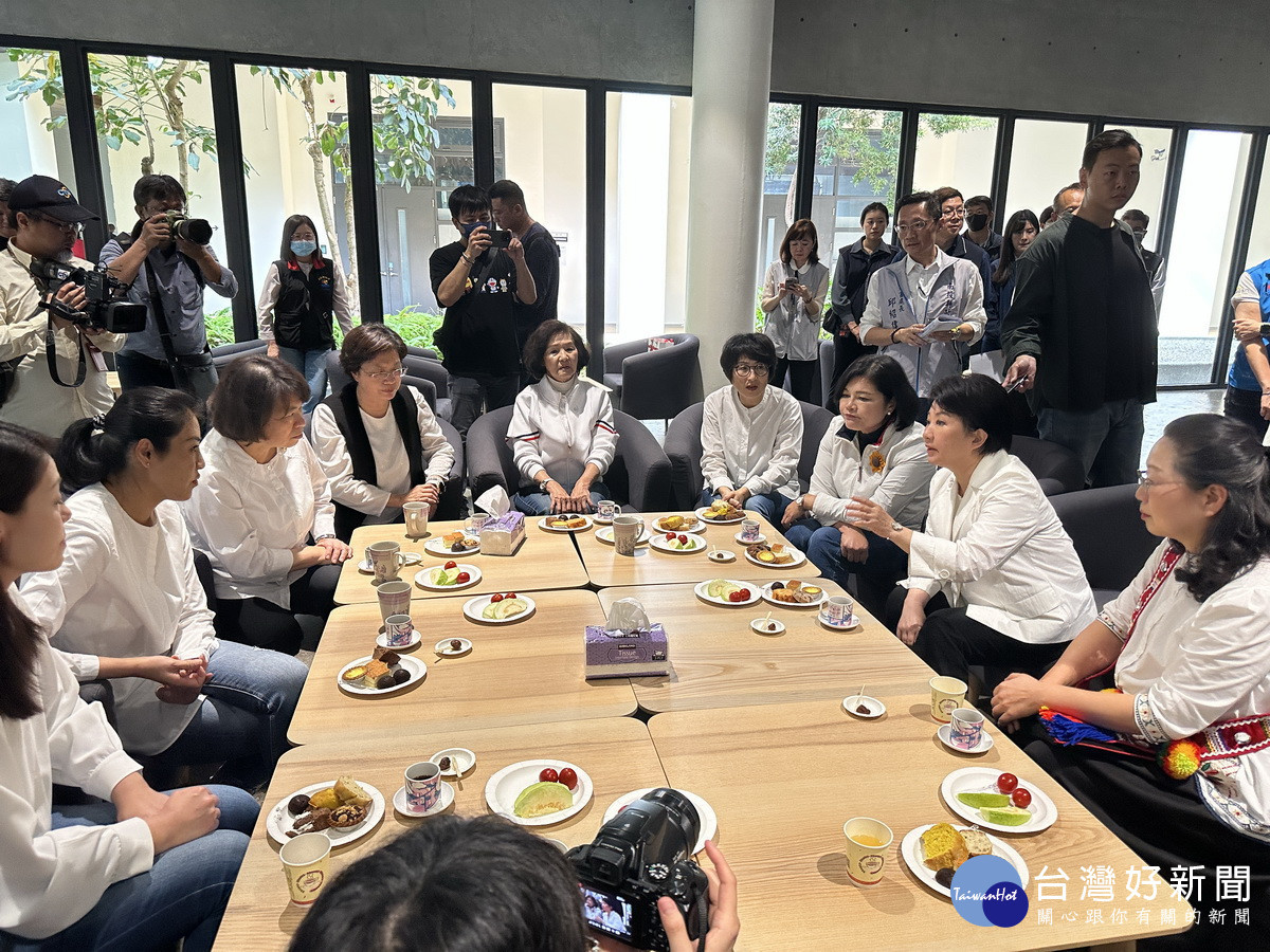 9位女性縣市長進行交流相互支持。(記者扶小萍攝)