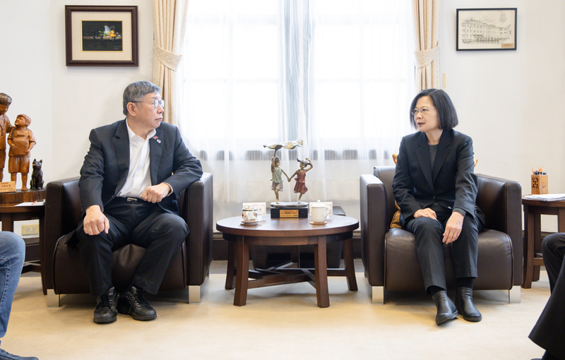 總統蔡英文(右)14日與民眾黨主席柯文哲(左)在總統府會談。總統府提供
