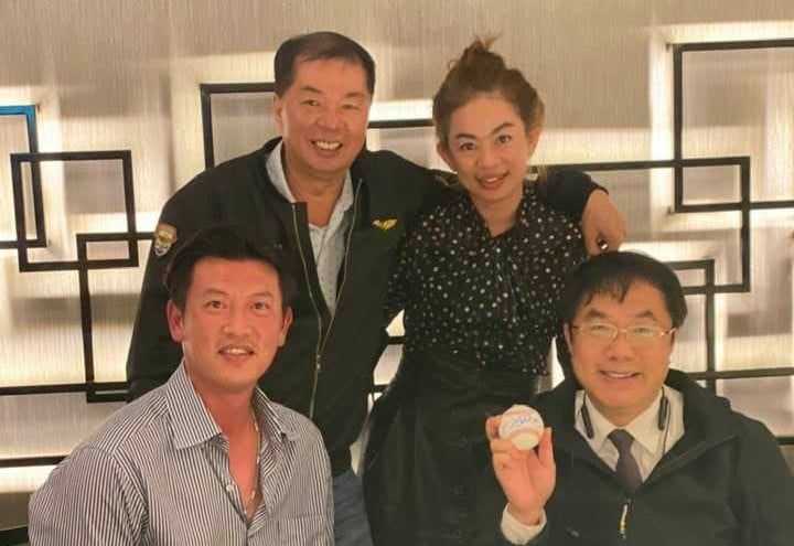 立委謝龍介爆料，台南市長黃偉哲（前右）因納骨塔弊案與潘新傳（後左）、潘妻王曉嵐（後右）關係交惡。翻攝潘新傳臉書