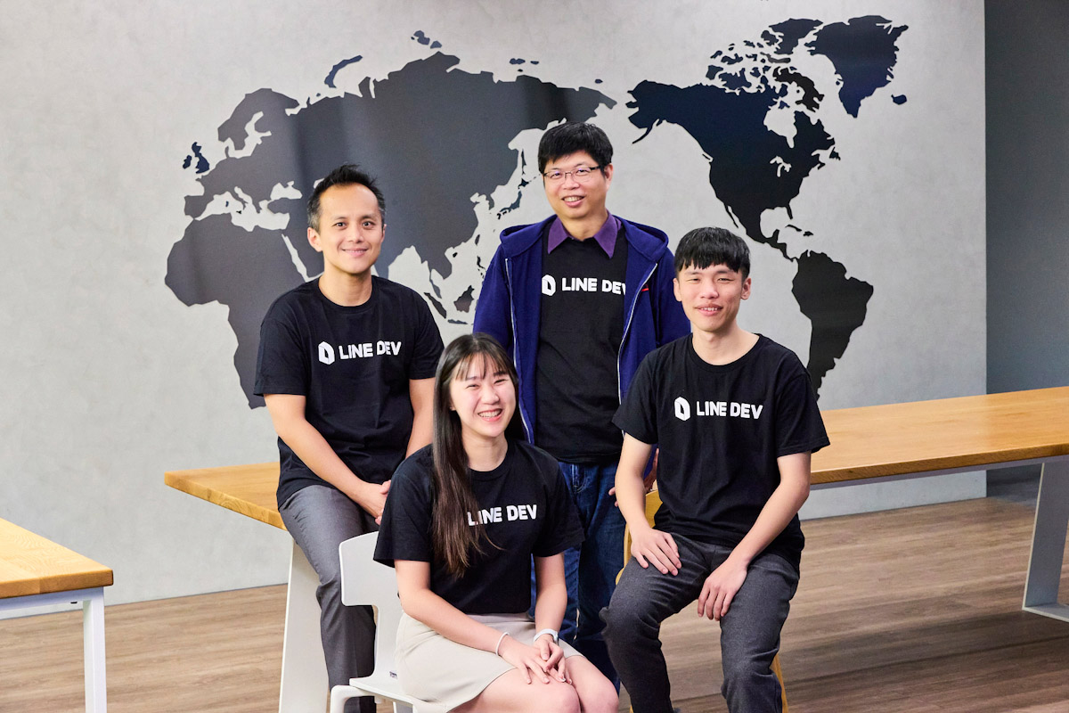 圖一、line Tech Fresh 技術人才新星計畫即日起開放報名。(前排左起已轉正職前屆實習生游心瑜、高孟暉,後排左起 Line 台灣資深開發技術推廣工程師林宜鋒、 Line 台灣技術長陳鴻嘉)