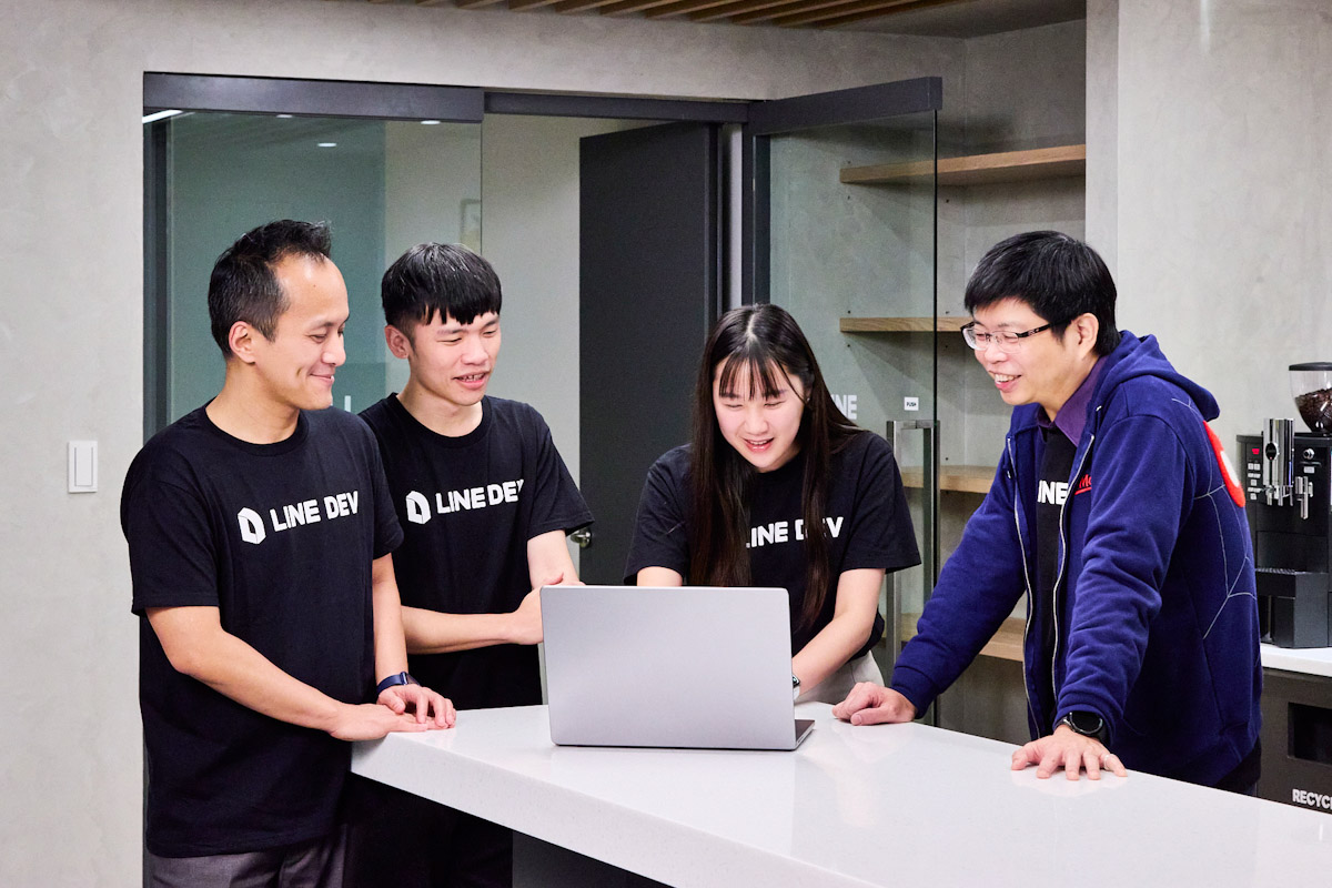圖三、line 台灣開發技術推廣團隊將持續投入資源,協助台灣科技產業培育更多優秀新星。(左起為 Line 台灣資深技術推廣工程師的林宜鋒、高孟暉、游心瑜、line 台灣技術長陳鴻嘉)