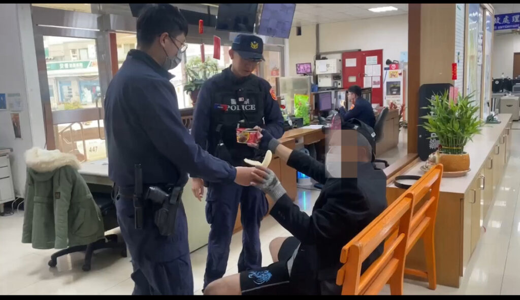 ▲圖說：男子走失路旁，員警帶回派出所給予泡麵和水果充飢            （圖／台中市政府提供）