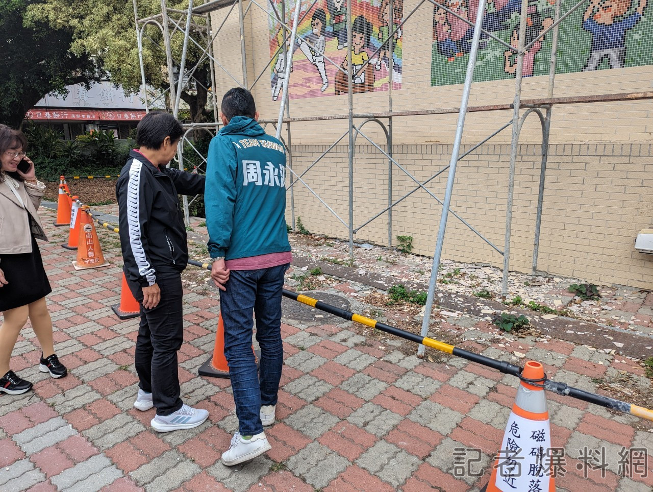 台中這校狂下「磁磚雨」 民代現勘要求限期改善