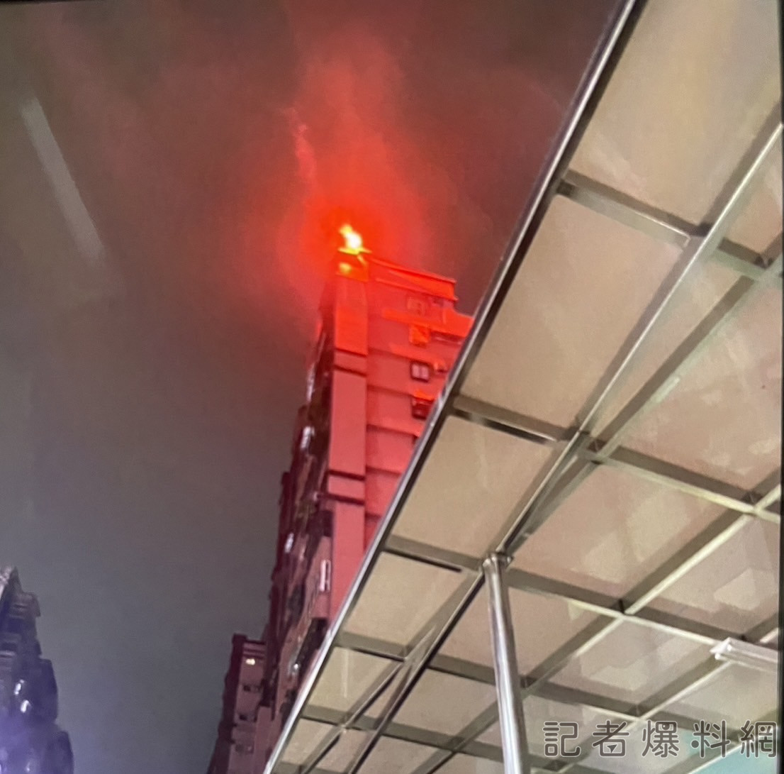 ▲曹男在大樓15樓頂樓引燃信號棒,讓民眾以為「失火了」,引起恐慌。(圖/民眾提供)