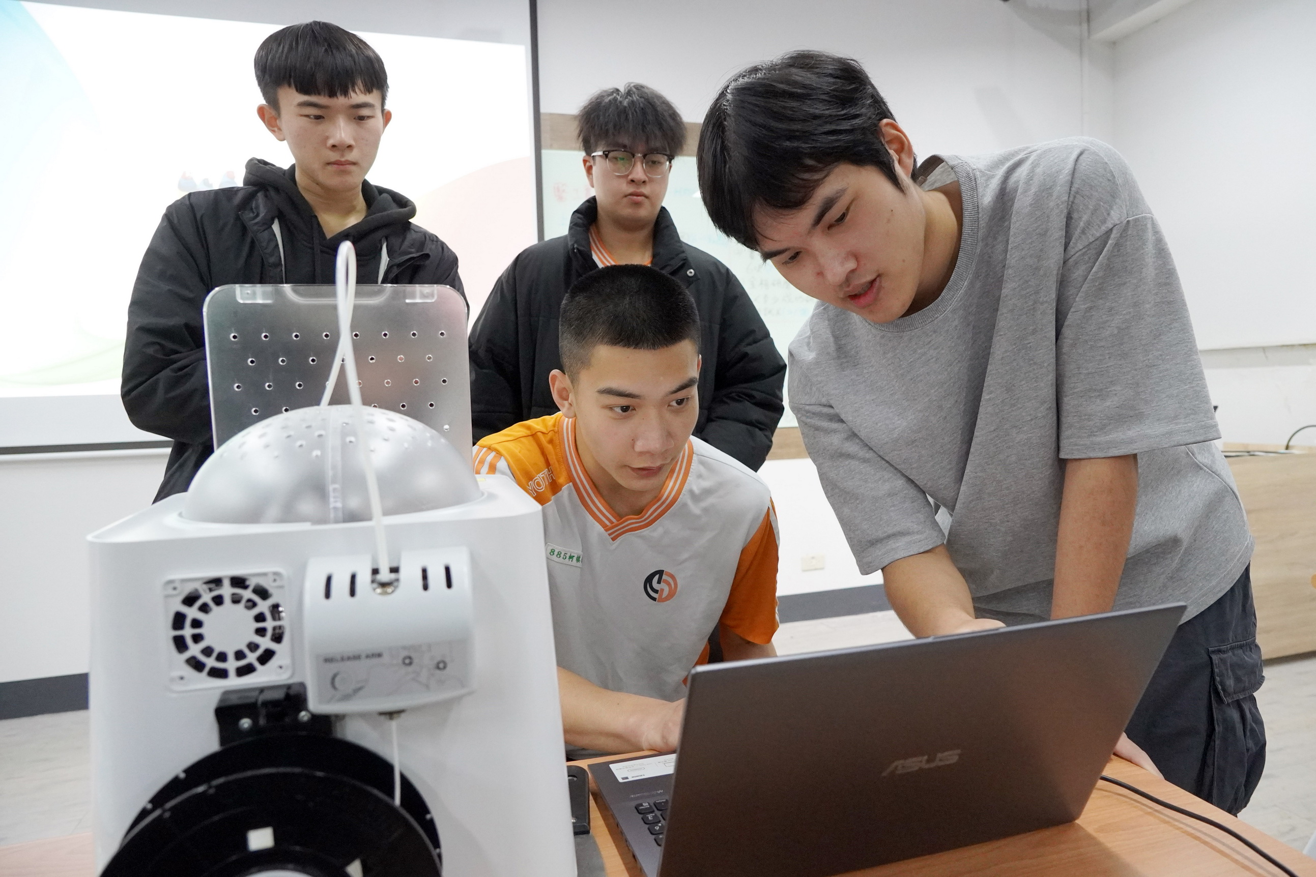 ▲大葉大學醫工系學生指導青年高中學生操作3D列印機器。（記者張溎壕攝）