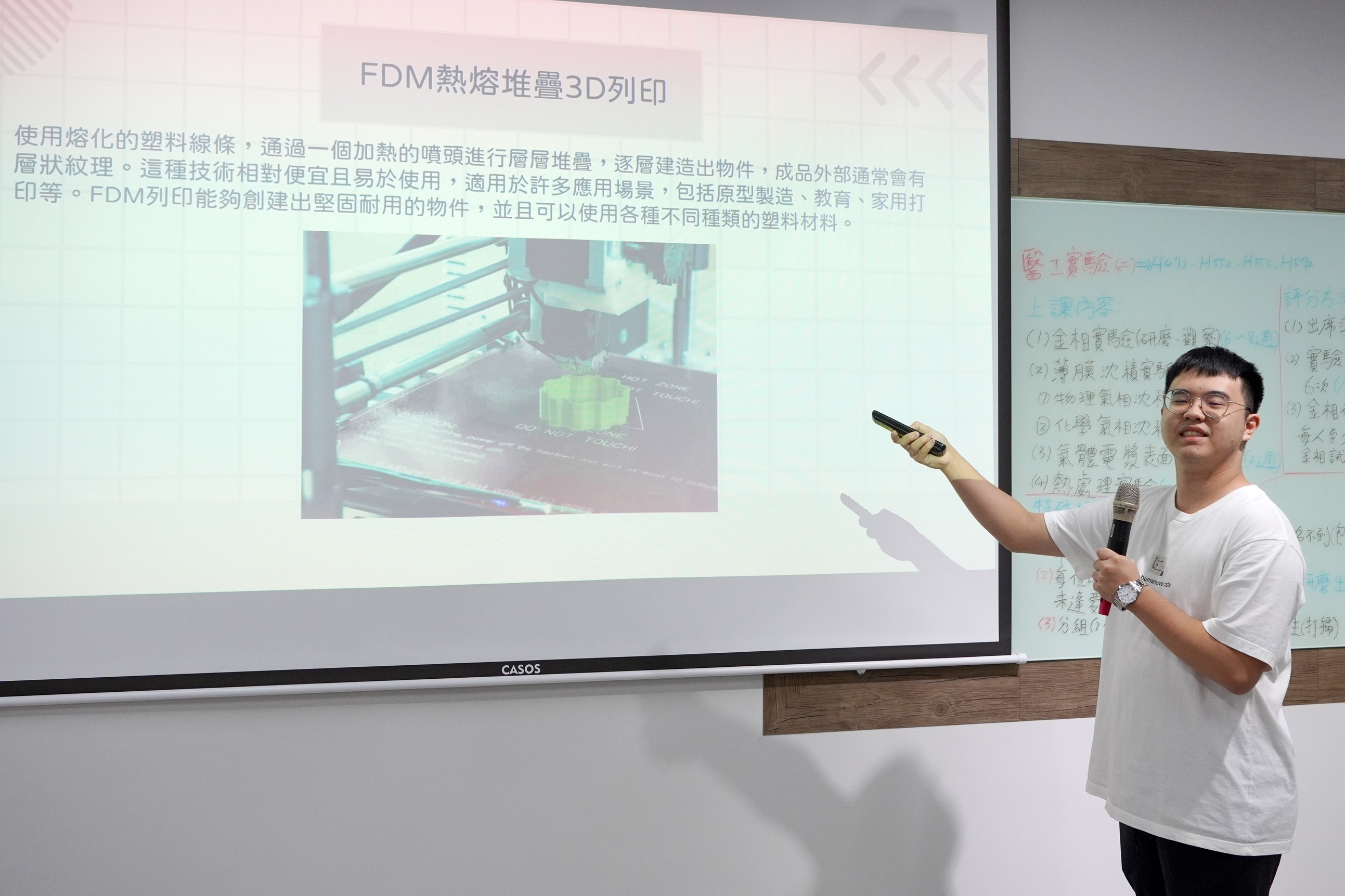 ▲大葉大學醫工系學生介紹3D列印。（記者張溎壕攝）