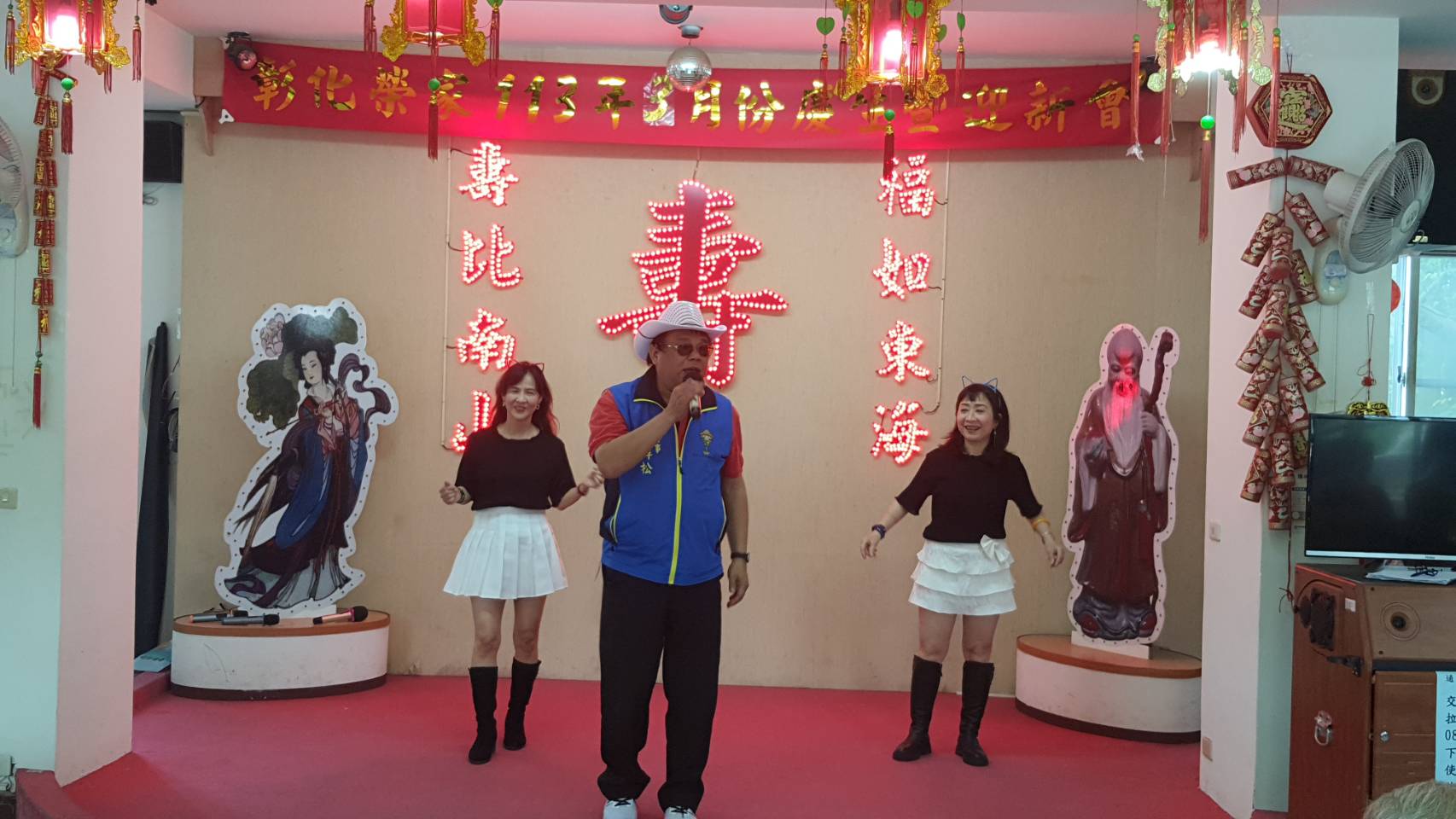 ▲彰化榮家舉辦住民慶生同樂會，稻草人公益關懷協會獻藝，表演者們用心的演出帶給在場的觀眾們無盡的歡樂與感動，也更貼近長者的心靈。（記者張溎壕攝）