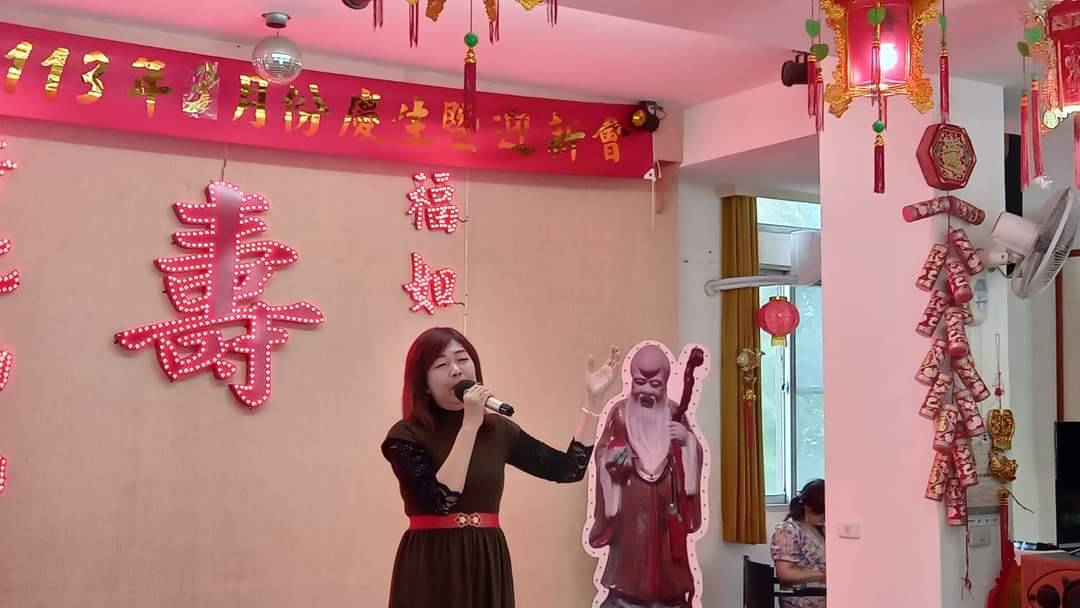 ▲彰化榮家舉辦住民慶生同樂會，稻草人公益關懷協會獻藝，表演者們用心的演出帶給在場的觀眾們無盡的歡樂與感動，也更貼近長者的心靈。（記者張溎壕攝）
