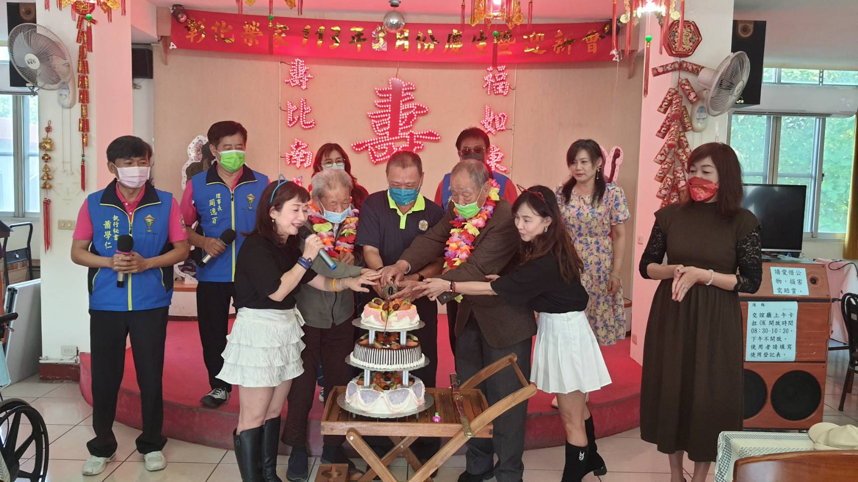 ▲彰化榮家舉辦住民慶生同樂會，稻草人公益關懷協會獻藝，表演者們用心的演出帶給在場的觀眾們無盡的歡樂與感動，也更貼近長者的心靈。（記者張溎壕攝）
