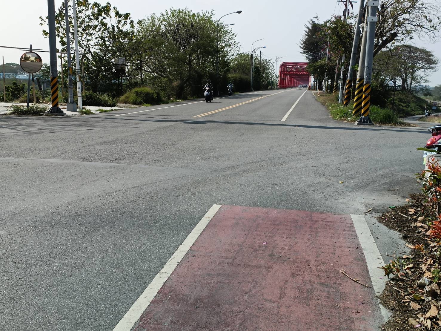 ▲西螺大橋往彰化端道路畫有一段約200公尺的單車專用道，不少機車騎士往返西螺大橋時，因為道路限縮，誤以為機車道闖入，結果慘被開罰600元。（記者張溎壕攝）