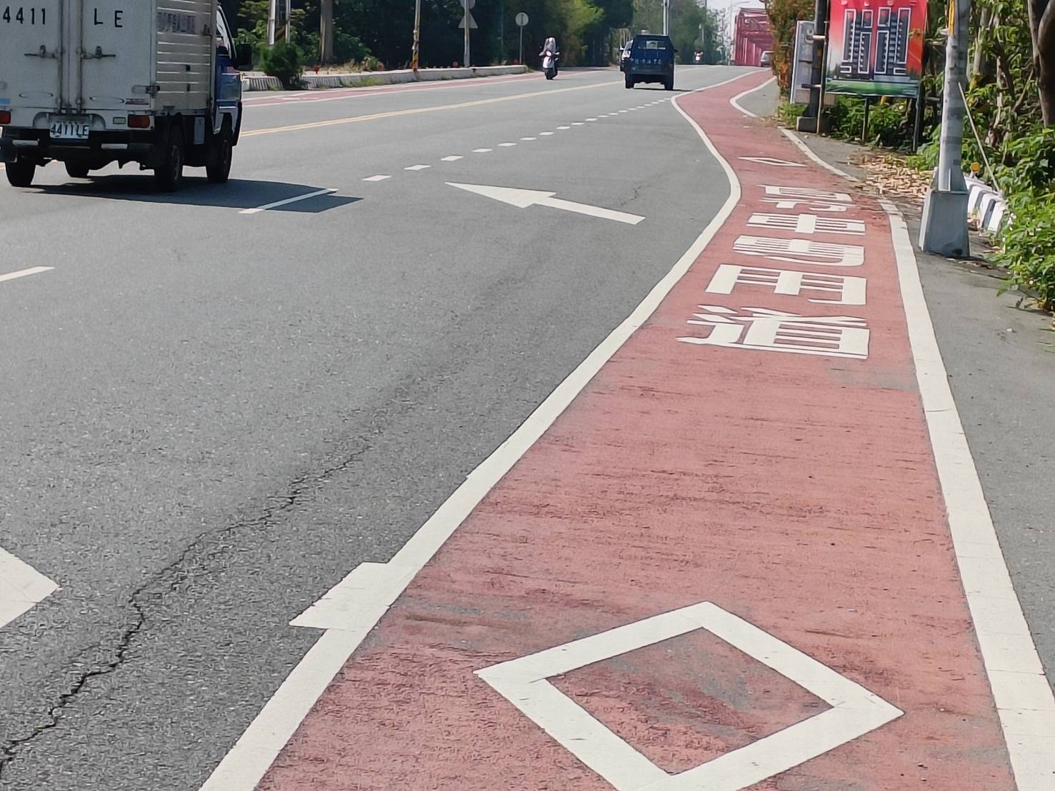 ▲西螺大橋往彰化端道路畫有一段約200公尺的單車專用道，不少機車騎士往返西螺大橋時，因為道路限縮，誤以為機車道闖入，結果慘被開罰600元。（記者張溎壕攝）