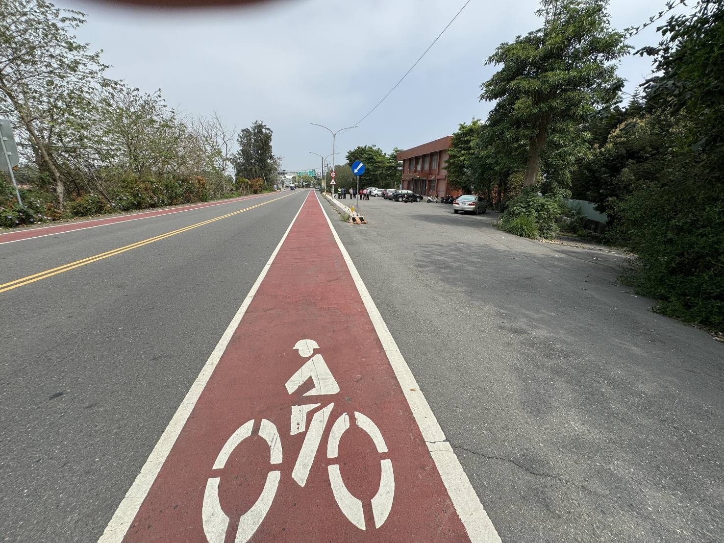 ▲西螺大橋往彰化端道路畫有一段約200公尺的單車專用道，不少機車騎士往返西螺大橋時，因為道路限縮，誤以為機車道闖入，結果慘被開罰600元。（記者張溎壕攝）