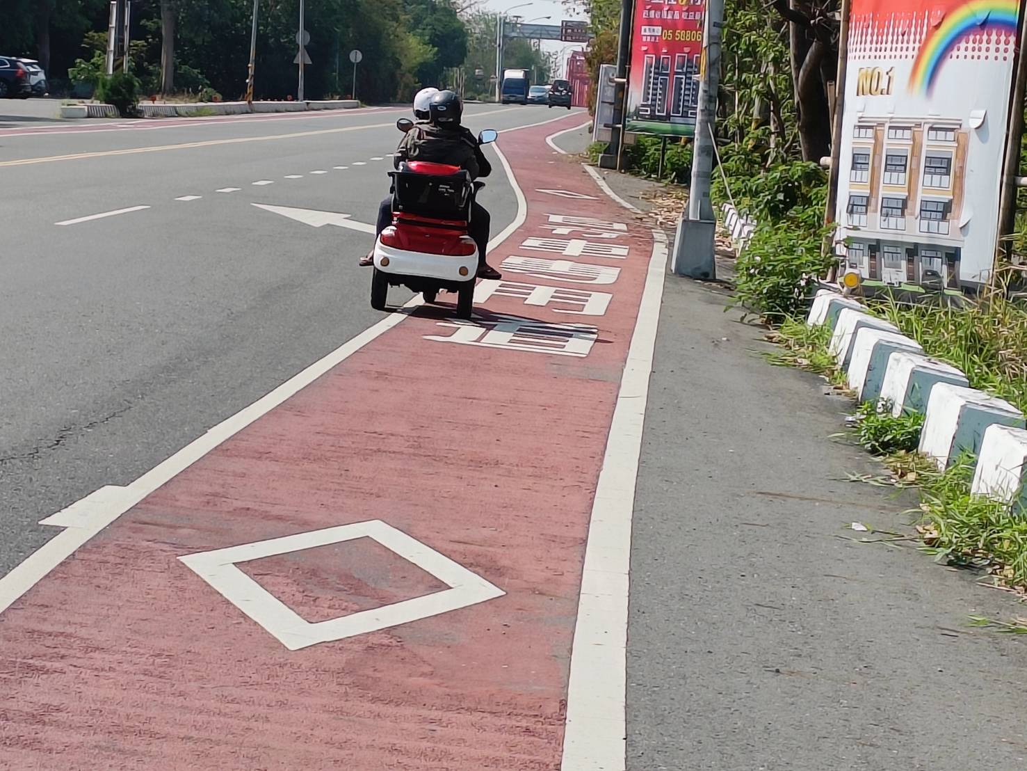 ▲西螺大橋往彰化端道路畫有一段約200公尺的單車專用道，不少機車騎士往返西螺大橋時，因為道路限縮，誤以為機車道闖入，結果慘被開罰600元。（記者張溎壕攝）