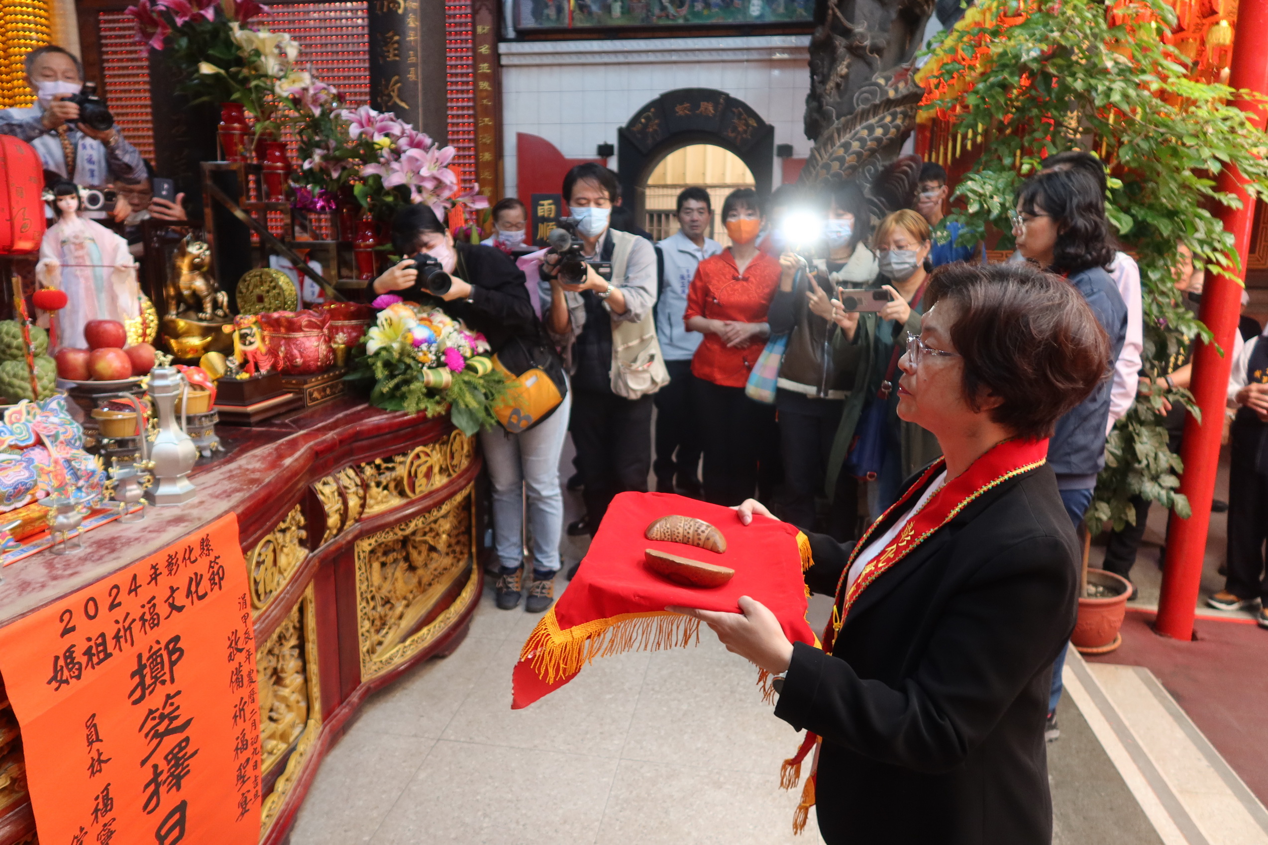 ▲彰化縣13宮廟聯合舉辦2024媽祖祈福文化節,在爐主宮廟員林福寧宮舉辦擲筊求好日,由彰化縣長王惠美擲筊請示13尊媽祖。(記者張溎壕攝)