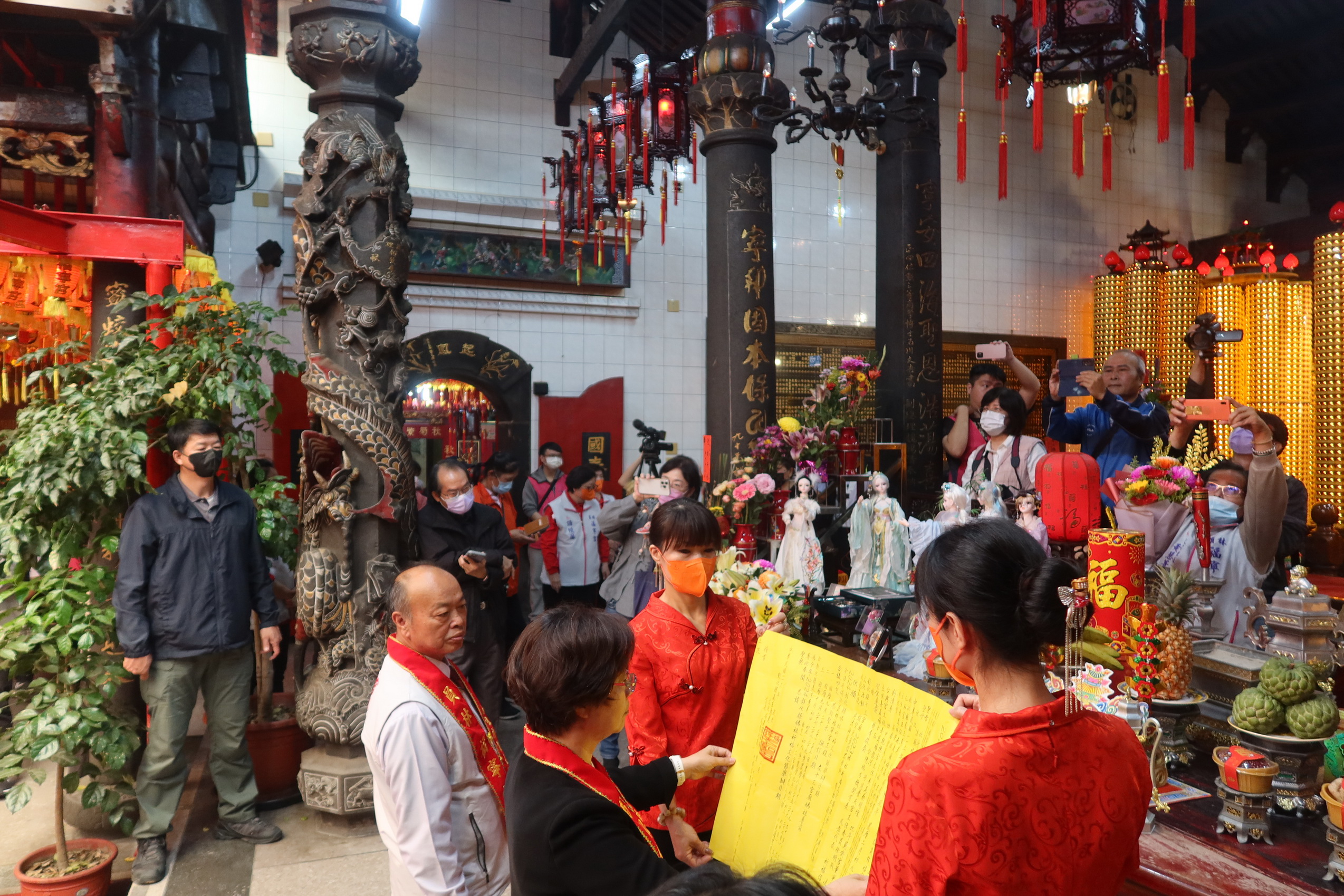 ▲彰化縣13宮廟聯合舉辦2024媽祖祈福文化節，在爐主宮廟員林福寧宮舉辦擲筊求好日，由彰化縣長王惠美擲筊請示13尊媽祖。（記者張溎壕攝）