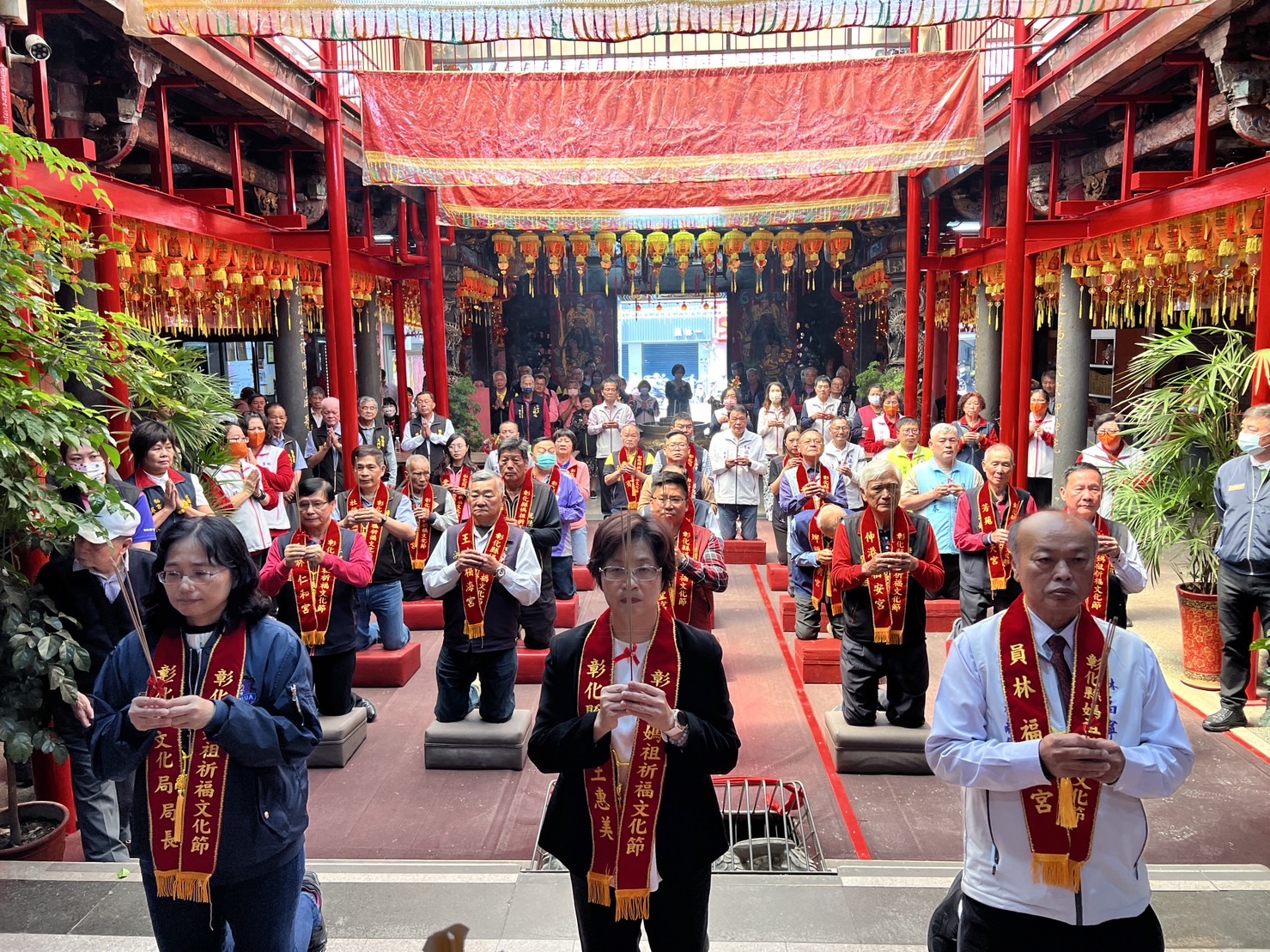 ▲彰化縣13宮廟聯合舉辦2024媽祖祈福文化節，在爐主宮廟員林福寧宮舉辦擲筊求好日，由彰化縣長王惠美擲筊請示13尊媽祖。（記者張溎壕攝）