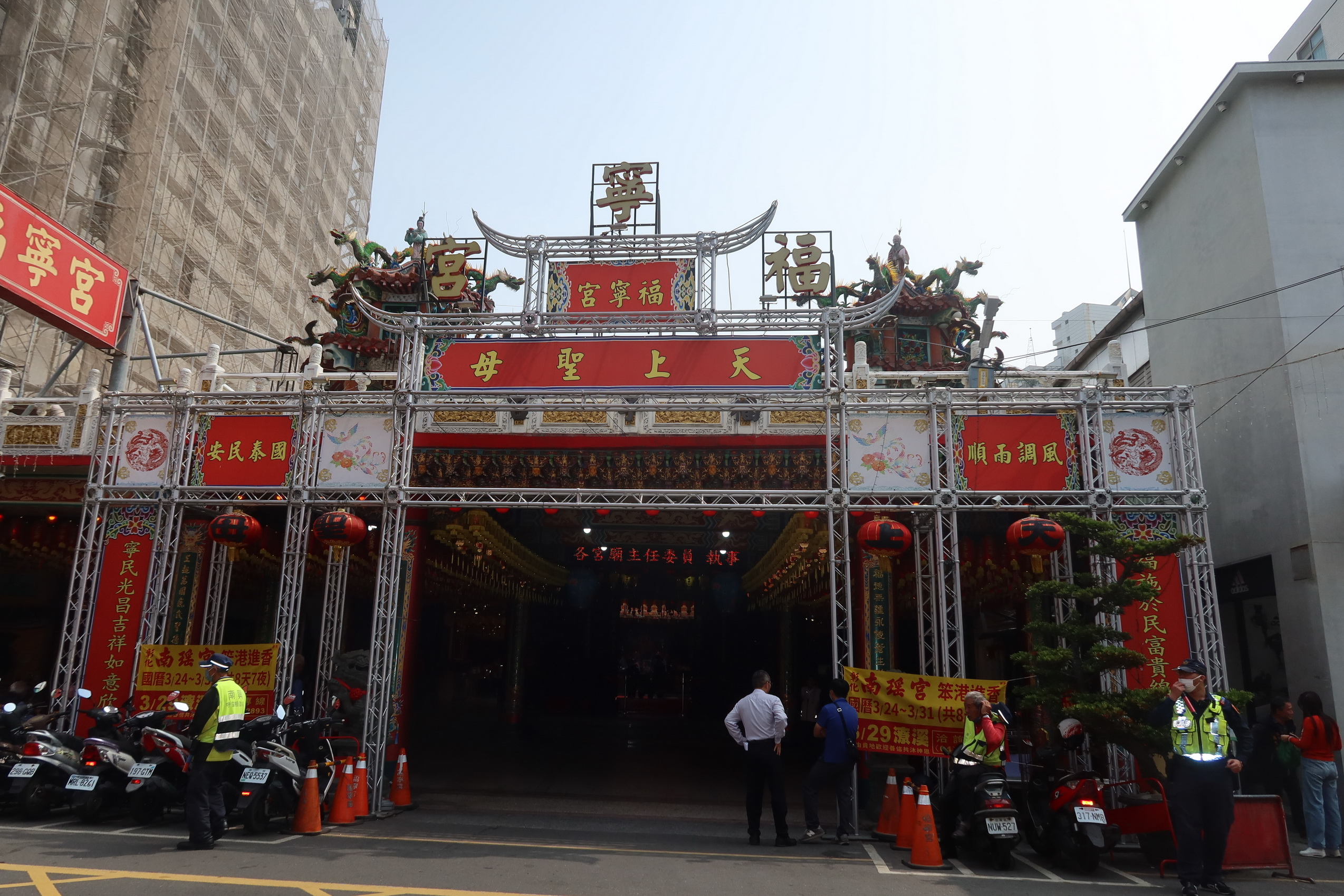 ▲員林福寧宮主委林献鐘表示，去年於二林仁和宮向媽祖請示爐主宮廟，由員林福寧宮獲得4個聖杯接任2024彰化縣年媽祖祈福文化節爐主宮廟。（記者張溎壕攝）
