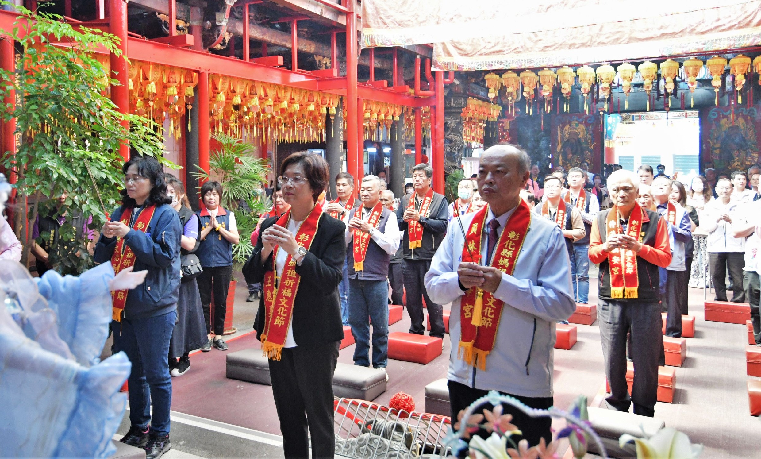 ▲彰化縣13宮廟聯合舉辦2024媽祖祈福文化節，在爐主宮廟員林福寧宮舉辦擲筊求好日，由彰化縣長王惠美擲筊請示13尊媽祖。（記者張溎壕攝）