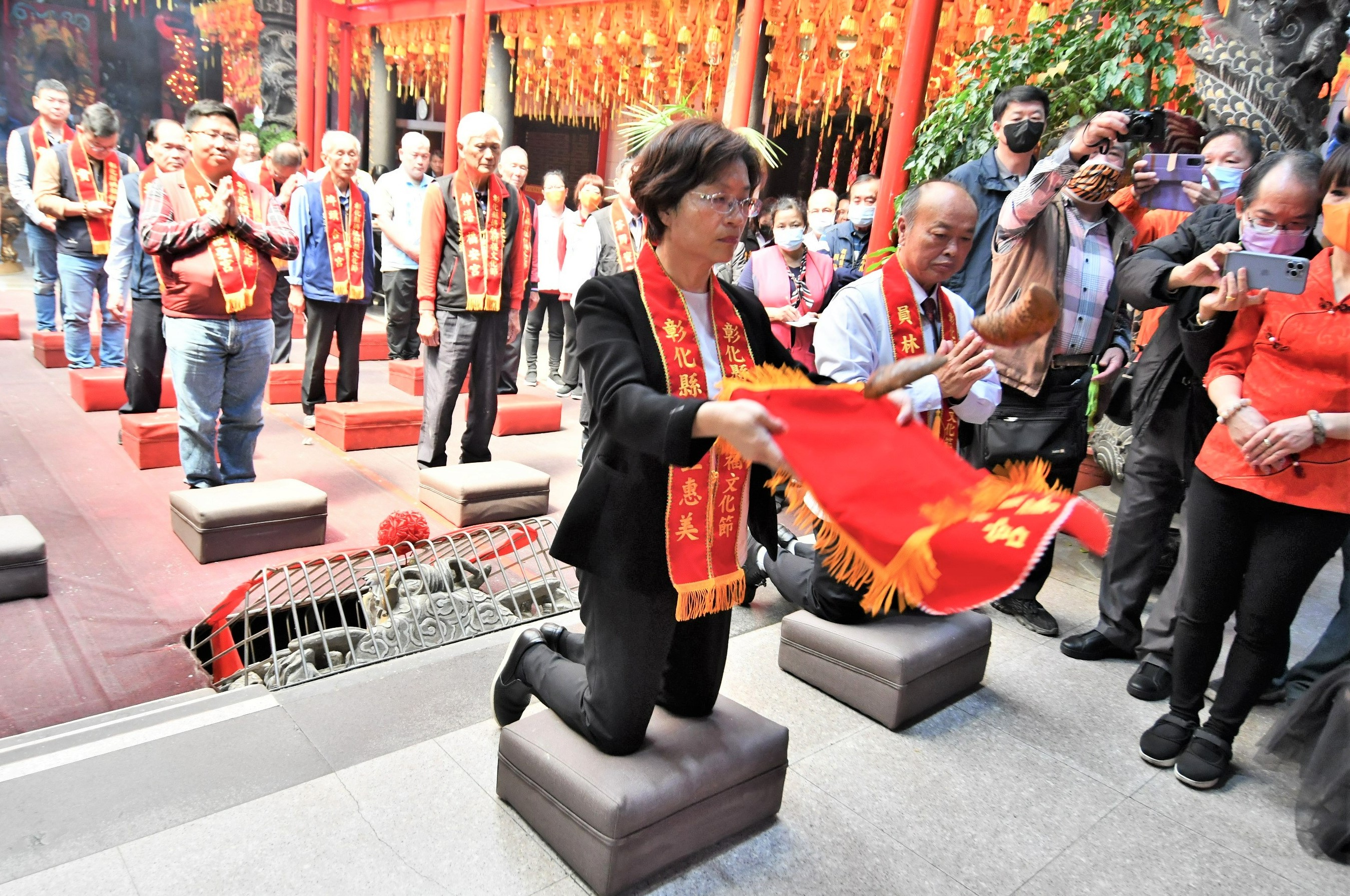 ▲彰化縣長王惠美在員林福寧宮向媽祖拜託庇佑陳家姊妹早日康復。(記者張溎壕攝)