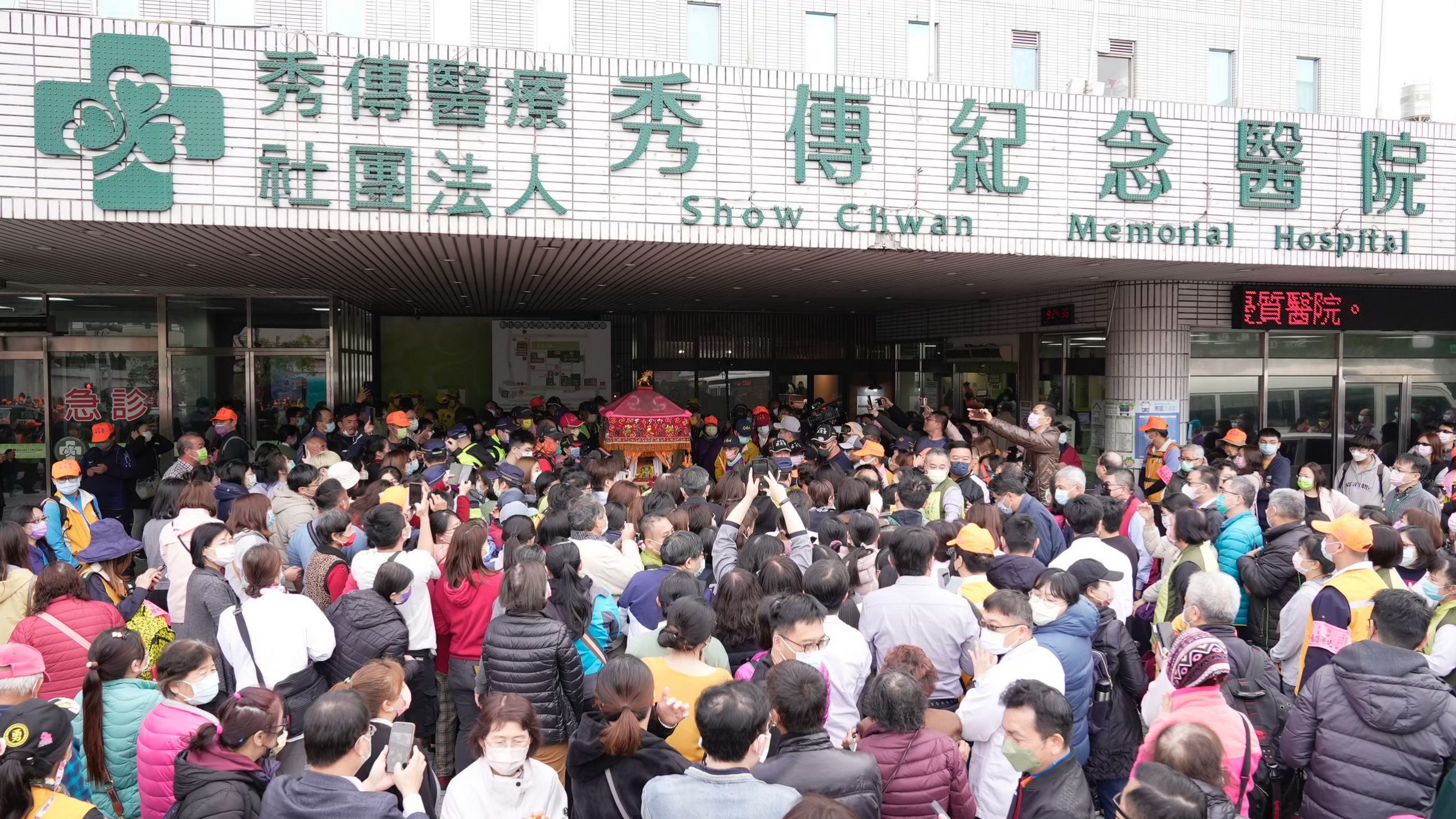 ▲去年白沙屯媽祖鑾轎曾經一度轉進秀傳，駐駕約30分鐘後才啟程，今年大家都懷抱希望，希望媽祖鑾轎可以再次駐駕秀傳醫院，為姊姊加持。（秀傳醫院提供）