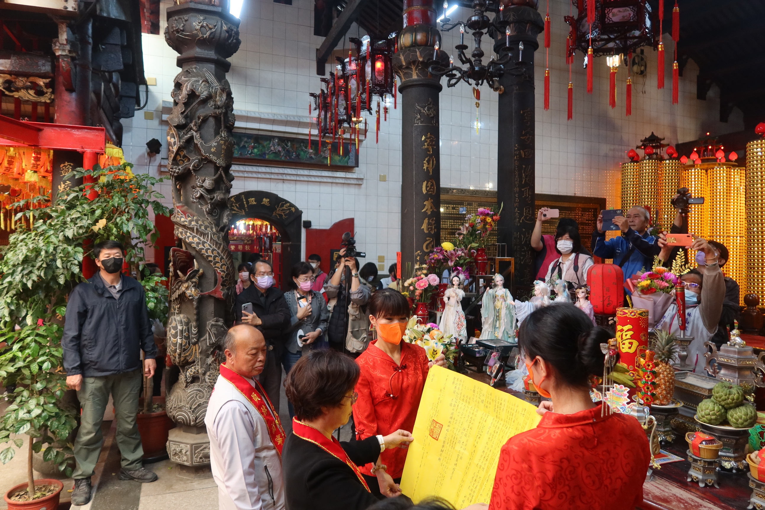 ▲彰化縣長王惠美在員林福寧宮向媽祖拜託庇佑陳家姊妹早日康復。（記者張溎壕攝）