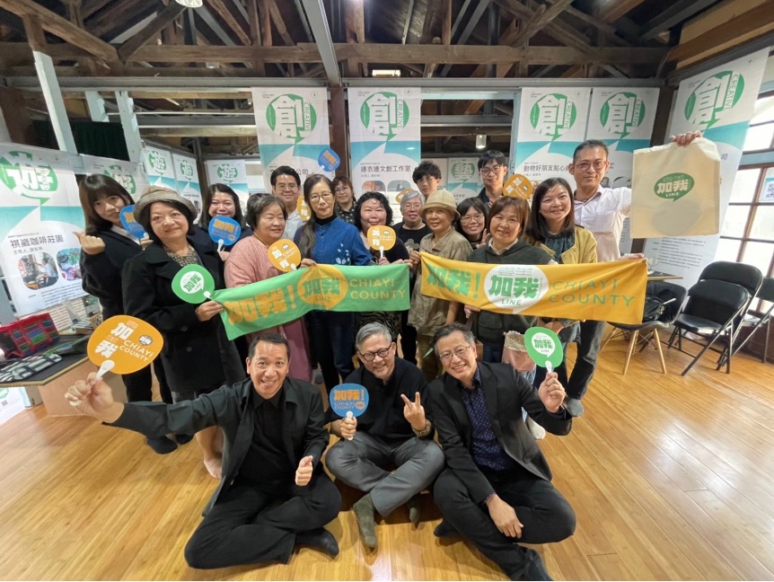 ▲策展人葉晉嘉教授(右一)與共同策展人賴岳興副教授(中)(圖:記者 陳致愷 翻攝)
