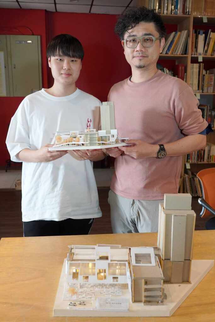 ▲大葉大學空設系紀彥竹老師(右)恭喜黃轍諺同學(左)作品得獎。(大葉大學提供)
