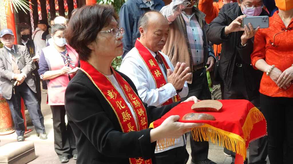 ▲2024彰化縣媽祖祈福文化節今天上午在爐主宮廟員林福寧宮舉辦擲筊求好日活動,由彰化縣長王惠美擲筊請示,由媽祖賜5聖杯擇定國曆9月27日至29日,連續3天舉辦。(記者林明佑攝)