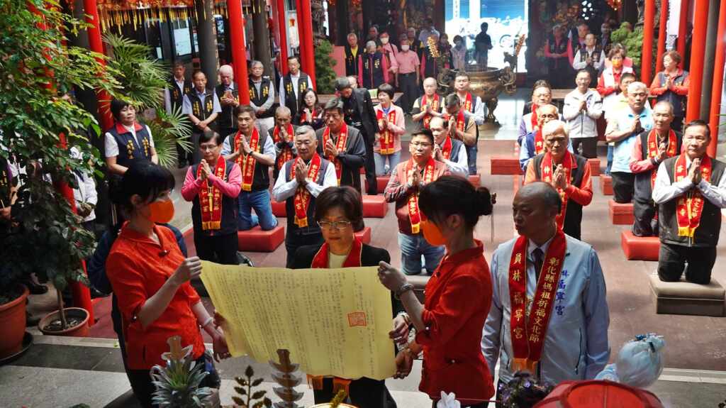 ▲彰化縣媽祖文化節擲筊求好日活動,員林福寧宮主委林献鐘等13間宮廟主委、代表及來賓陪同共同見證。(記者林明佑攝)