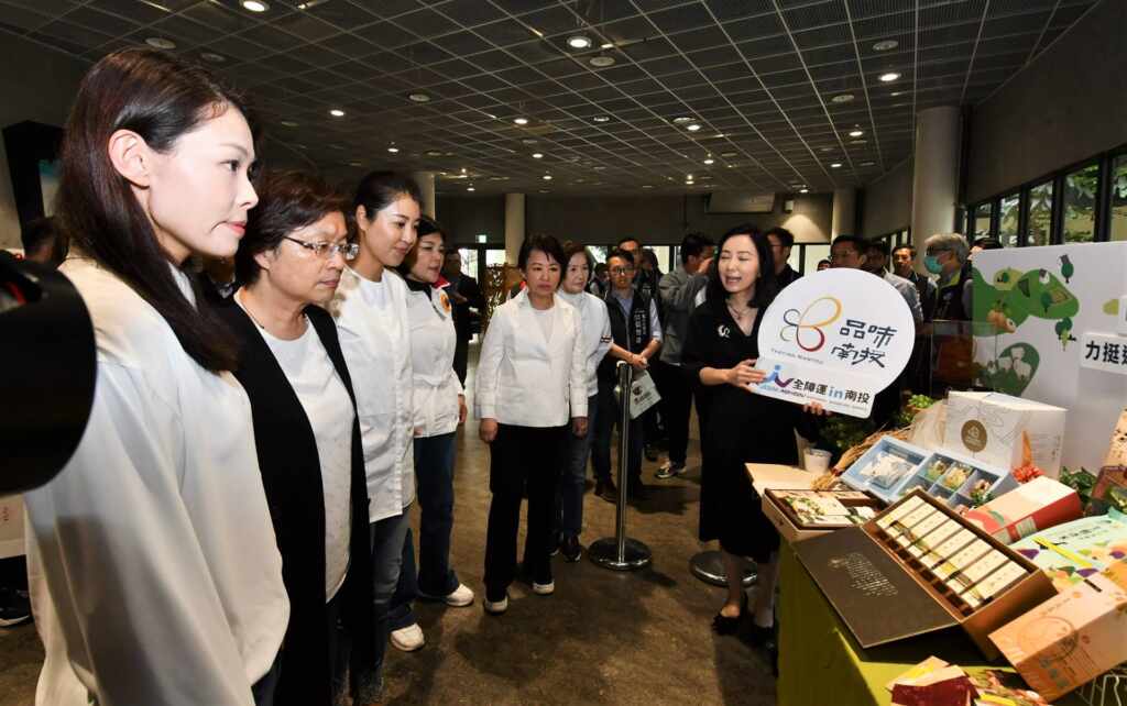 ▲9位縣市首長參觀園區。(彰化縣政府提供)