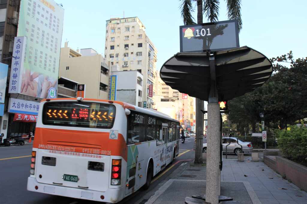 ▲民眾只要在候車亭按下路線按鈕或再觸扣鍵盤輸入路線編號，集會開啟候車亭內外服務燈。（台中市交通局提供）