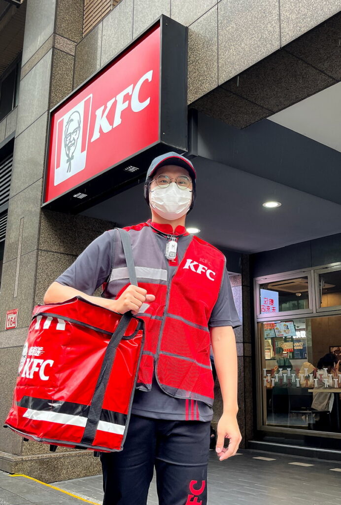 肯德基以全新速食業外送模式,在承諾消費者同時,以行車安全優先,宣告全年「專業外送25分鐘美味到」!