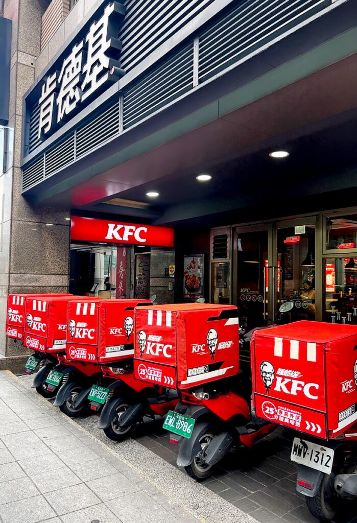 肯德基以全新速食業外送模式,在承諾消費者同時,以行車安全優先,宣告全年「專業外送25分鐘美味到」!