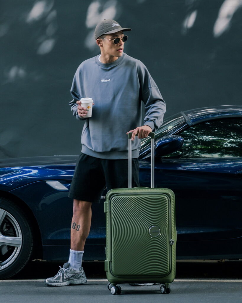 American Tourister經典款CURIO系列以繽紛吸睛和獨特黑膠唱片的外型設計,打造奔放不羈的美式個性旅遊穿搭
