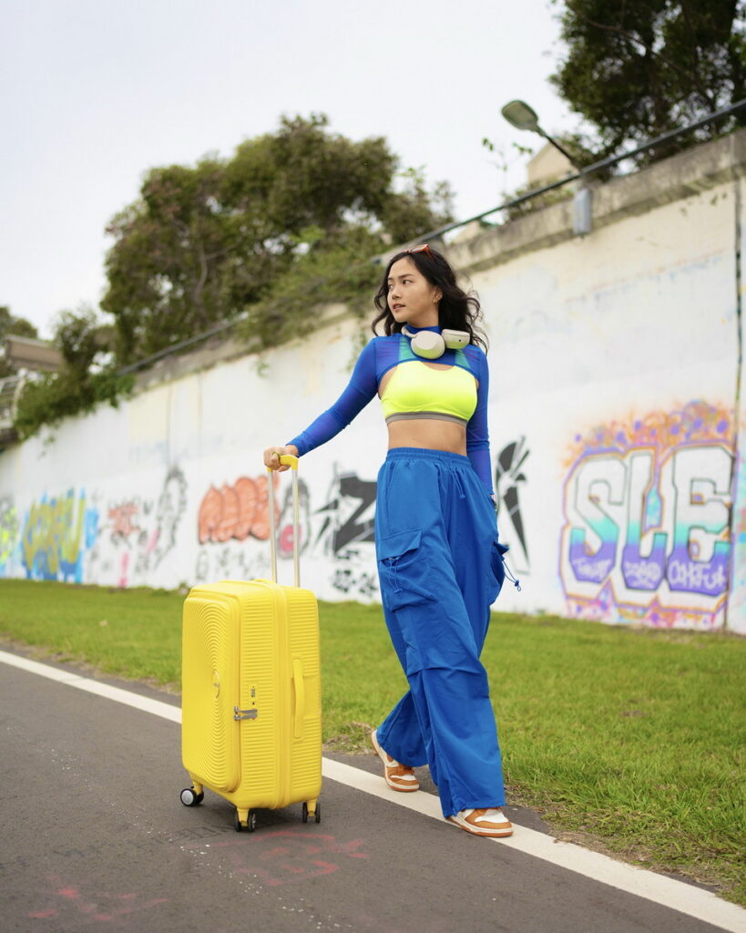 美式造型搭上繽紛色彩,擺脫功能取向的無聊標籤,為旅行穿搭注入陽光靈魂