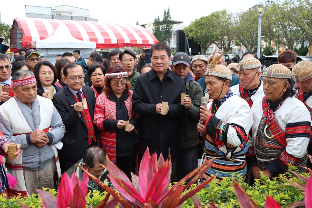 實踐承諾 鍾縣長為原住民族及族群發展處揭牌