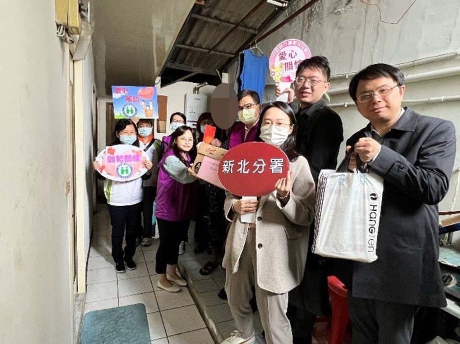 行政執行署送暖 領學習司法官到府關懷弱勢 215 cnews204240318a04