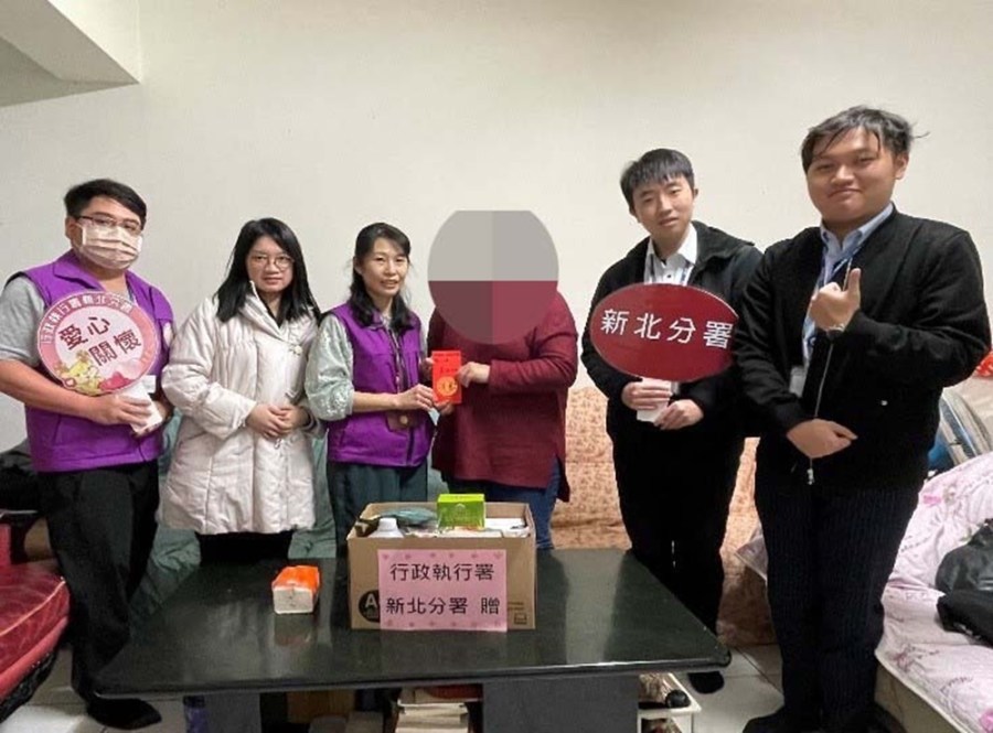 行政執行署送暖 領學習司法官到府關懷弱勢 216 cnews204240318a05