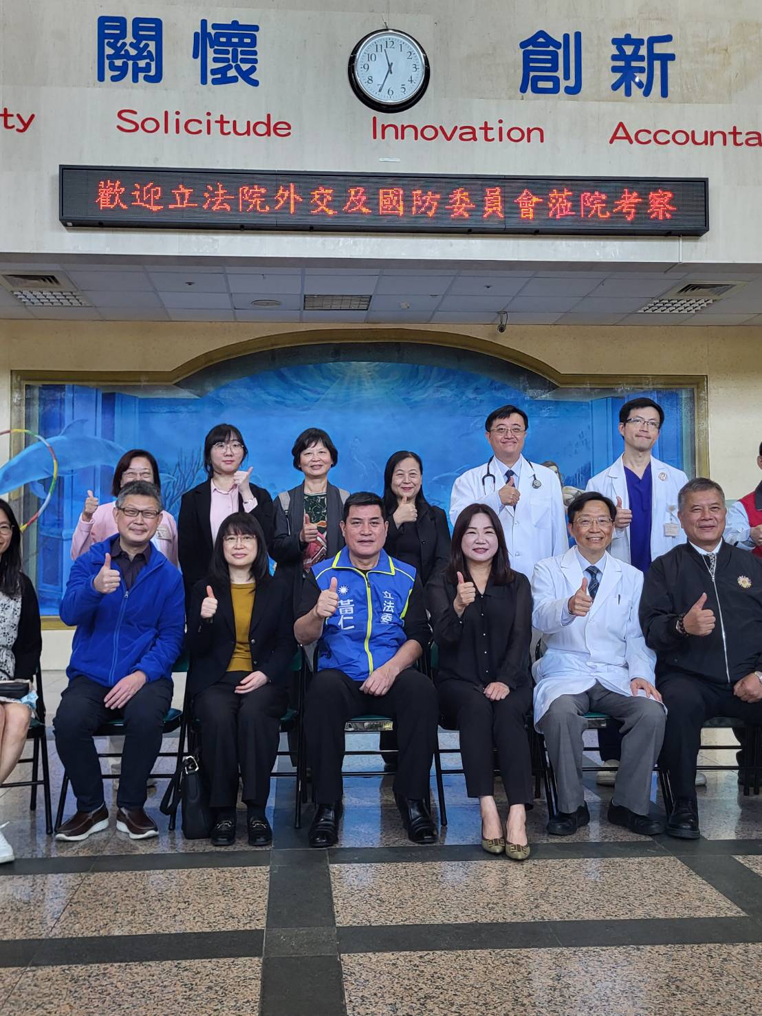 馬文君、黃仁委員和中榮埔里分院徐慰慈院長和國軍退除役官兵輔導委員會副主委吳志揚等人大合照。(圖/黃仁國會辦公室提供)