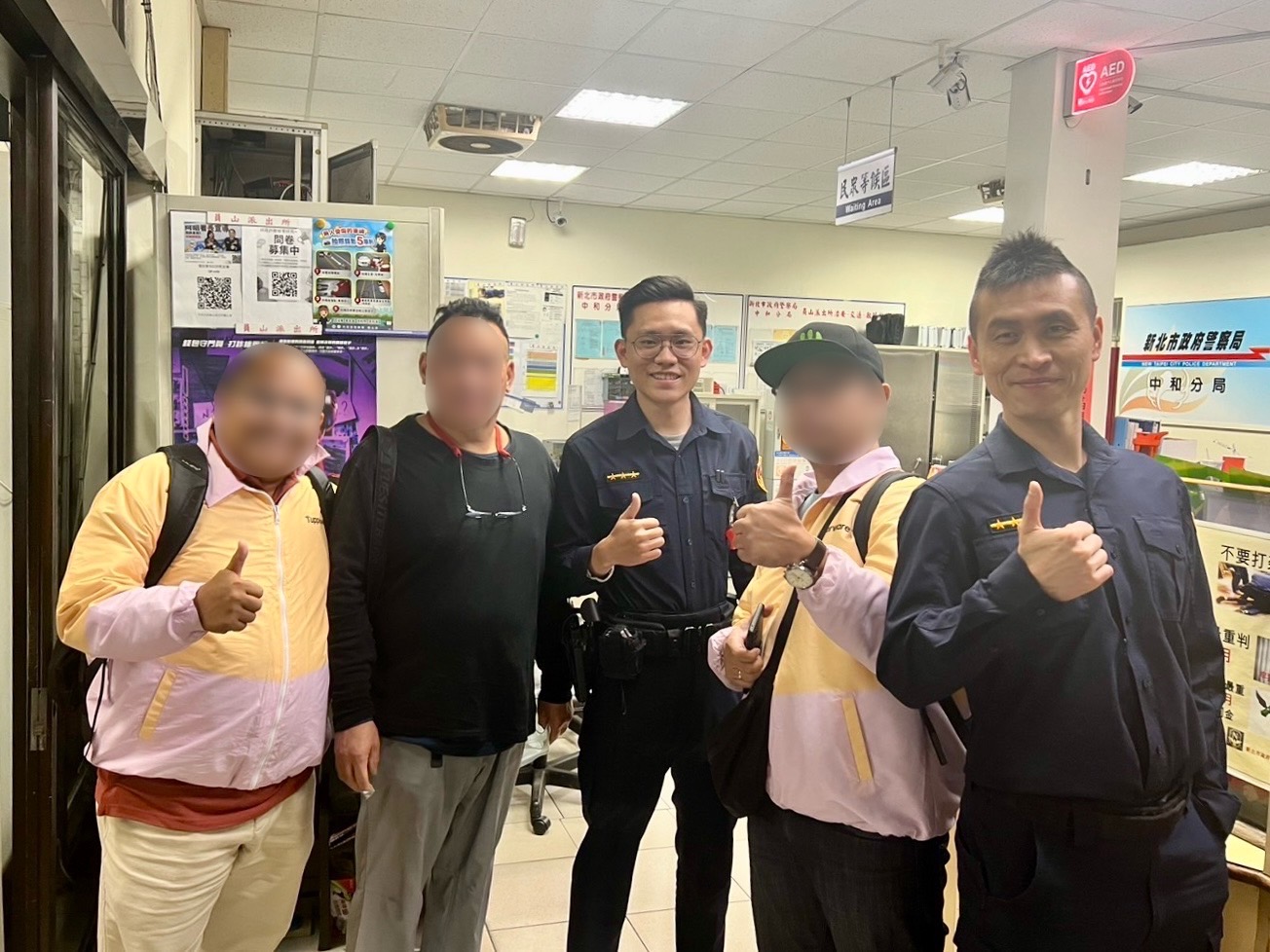 警員林炅嶔、陳柏銓助印尼籍遊客找回遺失貴重物品，印尼遊客與警員、司機陳大哥開心合影。（圖/記者 張泓笙翻攝）
