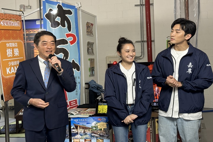 愛媛縣長中村時廣介紹「KANO」音樂劇的台灣演員,歡迎台灣民眾前來愛媛可順遊「少爺劇場」看這部台日友好棒球紀念劇。 圖:蔡雅雯/攝影