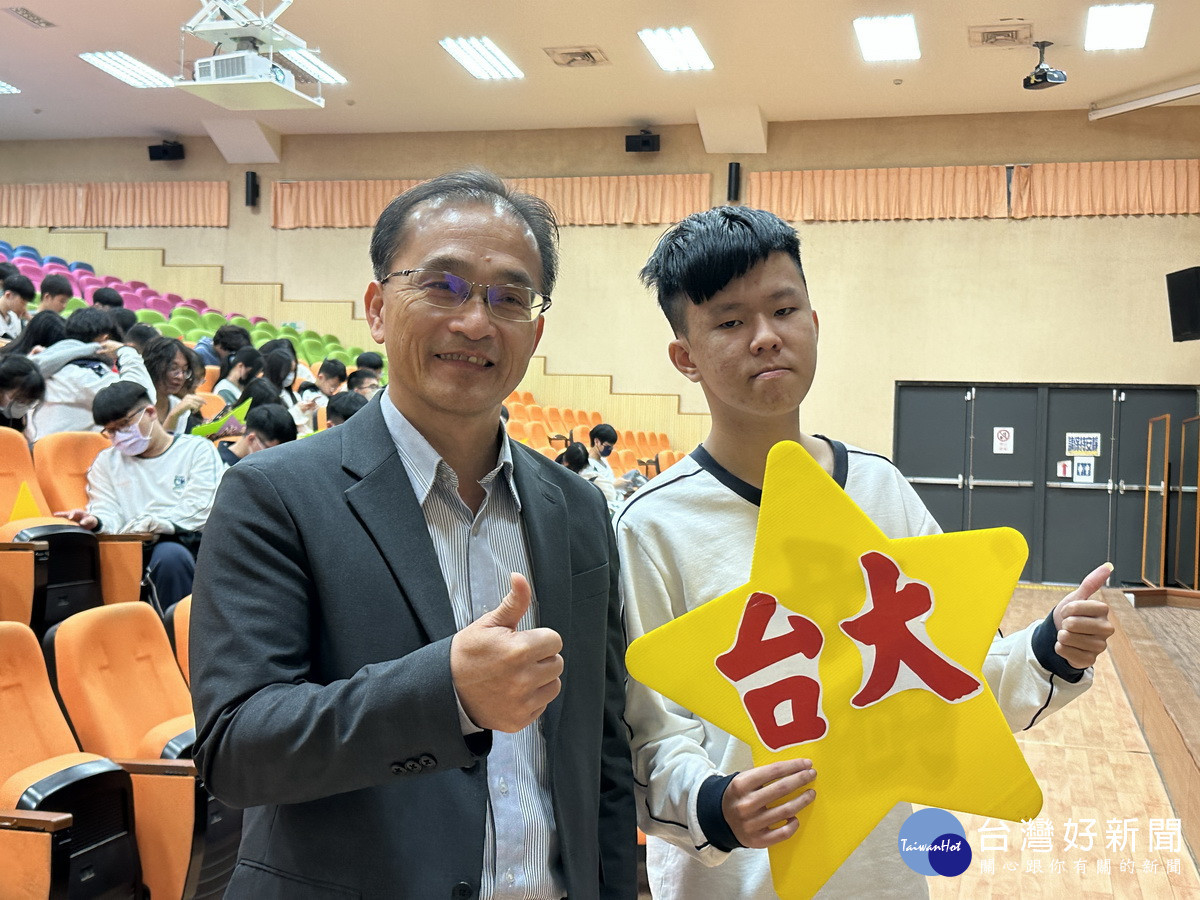 學校榜首李紘宇錄取台大機械工程學系。(記者扶小萍攝)